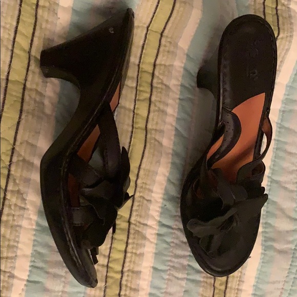 Born black leather flower pumps 7.5 - Picture 6 of 6